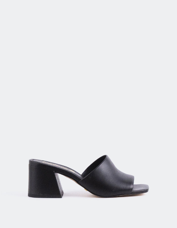 Mule à talon bloc Effortless

Cette mule à talon bloc allie sophistication moderne et confort quotidien. Dotée d'un solide talon carré pour plus de stabilité et d'un élégant modèle à dos ouvert, elle offre à la fois style et facilité de port. Sa silhouette minimaliste permet de l'associer à une grande variété de tenues, des jeans décontractés aux vêtements de travail plus élégants. Avec son équilibre entre élégance et praticité, cette mule est le complément idéal de toute garde-robe.

Détail(s) : 

Bout carré

Talon de 2,5 pouces

W