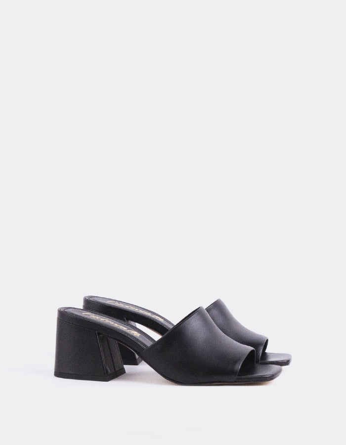 Mule à talon bloc Effortless

Cette mule à talon bloc allie sophistication moderne et confort quotidien. Dotée d'un solide talon carré pour plus de stabilité et d'un élégant modèle à dos ouvert, elle offre à la fois style et facilité de port. Sa silhouette minimaliste permet de l'associer à une grande variété de tenues, des jeans décontractés aux vêtements de travail plus élégants. Avec son équilibre entre élégance et praticité, cette mule est le complément idéal de toute garde-robe.

Détail(s) : 

Bout carré

Talon de 2,5 pouces

W