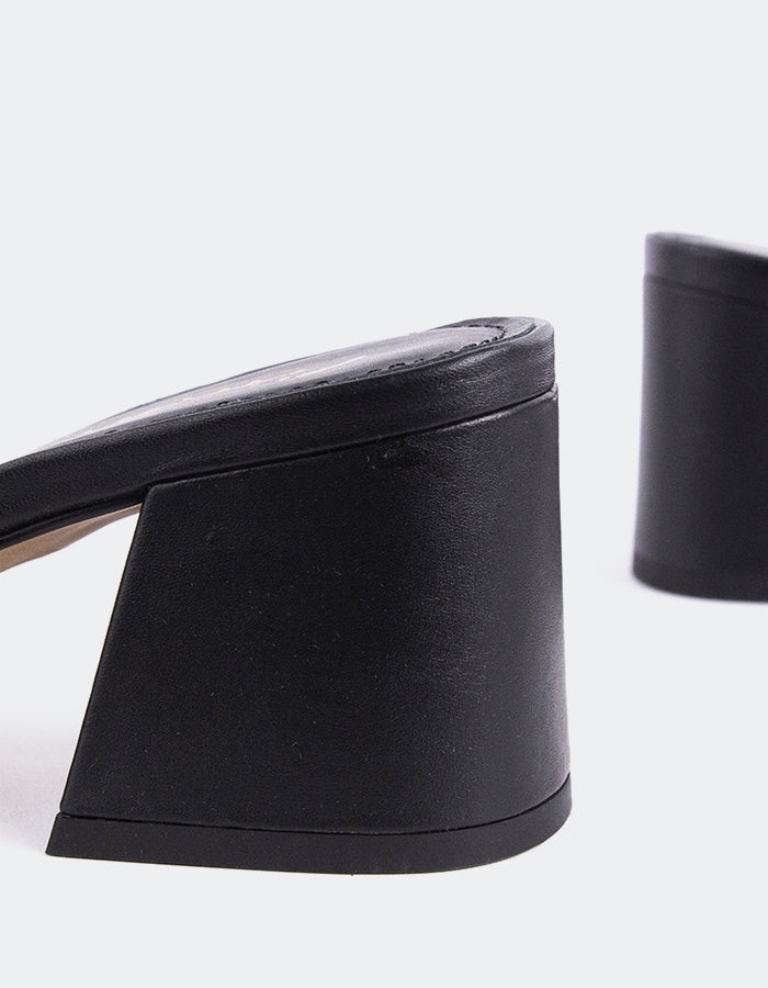 Mule à talon bloc Effortless

Cette mule à talon bloc allie sophistication moderne et confort quotidien. Dotée d'un solide talon carré pour plus de stabilité et d'un élégant modèle à dos ouvert, elle offre à la fois style et facilité de port. Sa silhouette minimaliste permet de l'associer à une grande variété de tenues, des jeans décontractés aux vêtements de travail plus élégants. Avec son équilibre entre élégance et praticité, cette mule est le complément idéal de toute garde-robe.

Détail(s) : 

Bout carré

Talon de 2,5 pouces

W