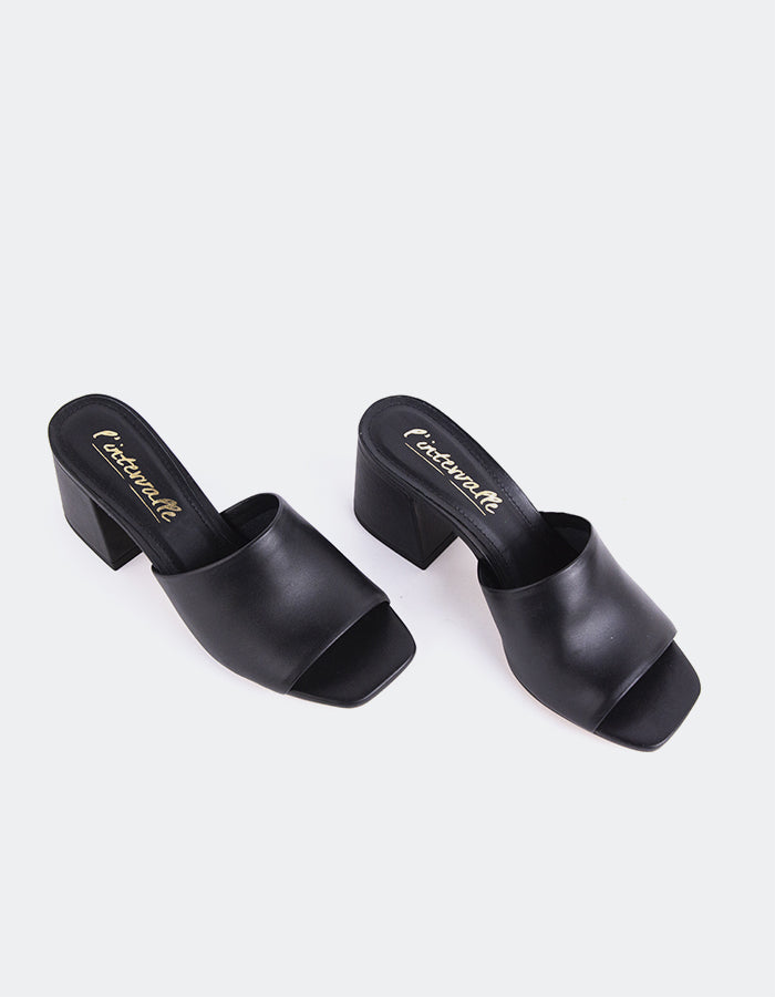 Mule à talon bloc Effortless

Cette mule à talon bloc allie sophistication moderne et confort quotidien. Dotée d'un solide talon carré pour plus de stabilité et d'un élégant modèle à dos ouvert, elle offre à la fois style et facilité de port. Sa silhouette minimaliste permet de l'associer à une grande variété de tenues, des jeans décontractés aux vêtements de travail plus élégants. Avec son équilibre entre élégance et praticité, cette mule est le complément idéal de toute garde-robe.

Détail(s) : 

Bout carré

Talon de 2,5 pouces

W