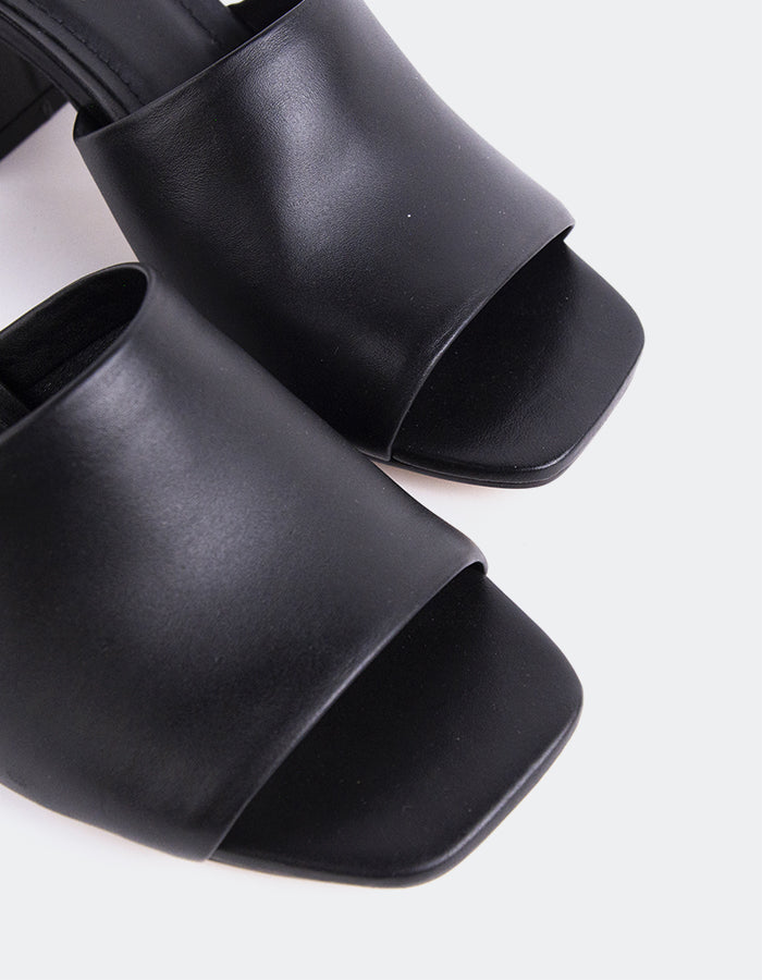 Mule à talon bloc Effortless

Cette mule à talon bloc allie sophistication moderne et confort quotidien. Dotée d'un solide talon carré pour plus de stabilité et d'un élégant modèle à dos ouvert, elle offre à la fois style et facilité de port. Sa silhouette minimaliste permet de l'associer à une grande variété de tenues, des jeans décontractés aux vêtements de travail plus élégants. Avec son équilibre entre élégance et praticité, cette mule est le complément idéal de toute garde-robe.

Détail(s) : 

Bout carré

Talon de 2,5 pouces

W