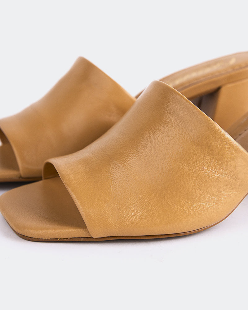 L'INTERVALLE Clarabelle Chaussures Mule Sandales pour femmes Chameau Cuir