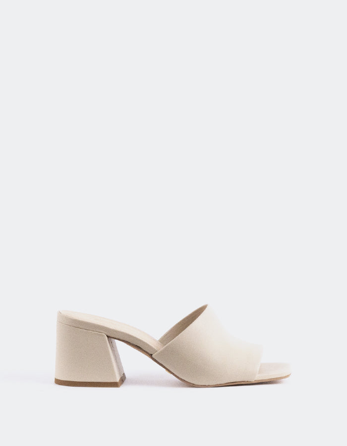 Mule à talon bloc Effortless

Cette mule à talon bloc allie sophistication moderne et confort quotidien. Dotée d'un solide talon carré pour plus de stabilité et d'un élégant modèle à dos ouvert, elle offre à la fois style et facilité de port. Sa silhouette minimaliste permet de l'associer à une grande variété de tenues, des jeans décontractés aux vêtements de travail plus élégants. Avec son équilibre entre élégance et praticité, cette mule est le complément idéal de toute garde-robe.

Détail(s) : 

Bout carré

Talon de 2,5 pouces

W