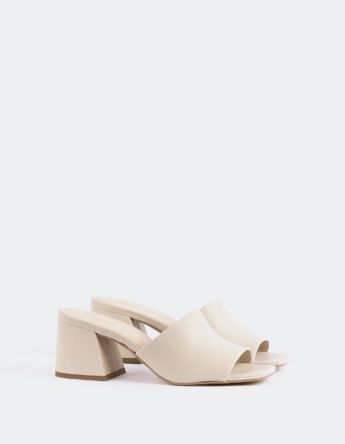 Mule à talon bloc Effortless

Cette mule à talon bloc allie sophistication moderne et confort quotidien. Dotée d'un solide talon carré pour plus de stabilité et d'un élégant modèle à dos ouvert, elle offre à la fois style et facilité de port. Sa silhouette minimaliste permet de l'associer à une grande variété de tenues, des jeans décontractés aux vêtements de travail plus élégants. Avec son équilibre entre élégance et praticité, cette mule est le complément idéal de toute garde-robe.

Détail(s) : 

Bout carré

Talon de 2,5 pouces

W
