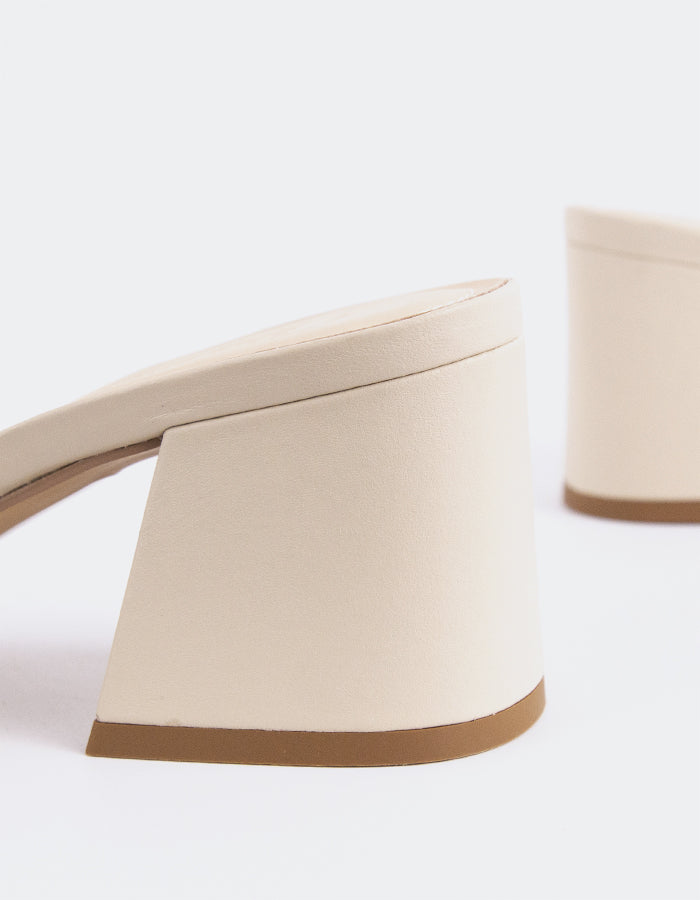 Mule à talon bloc Effortless

Cette mule à talon bloc allie sophistication moderne et confort quotidien. Dotée d'un solide talon carré pour plus de stabilité et d'un élégant modèle à dos ouvert, elle offre à la fois style et facilité de port. Sa silhouette minimaliste permet de l'associer à une grande variété de tenues, des jeans décontractés aux vêtements de travail plus élégants. Avec son équilibre entre élégance et praticité, cette mule est le complément idéal de toute garde-robe.

Détail(s) : 

Bout carré

Talon de 2,5 pouces

W
