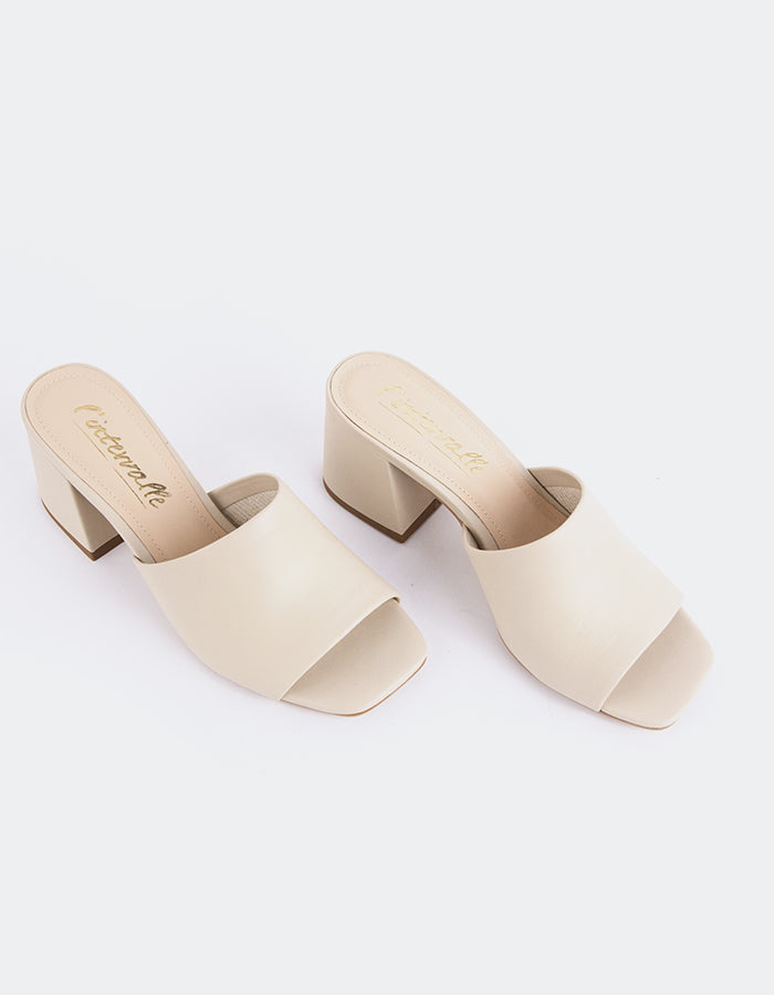 Mule à talon bloc Effortless

Cette mule à talon bloc allie sophistication moderne et confort quotidien. Dotée d'un solide talon carré pour plus de stabilité et d'un élégant modèle à dos ouvert, elle offre à la fois style et facilité de port. Sa silhouette minimaliste permet de l'associer à une grande variété de tenues, des jeans décontractés aux vêtements de travail plus élégants. Avec son équilibre entre élégance et praticité, cette mule est le complément idéal de toute garde-robe.

Détail(s) : 

Bout carré

Talon de 2,5 pouces

W