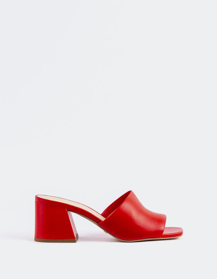 Mule à talon bloc Effortless

Cette mule à talon bloc allie sophistication moderne et confort quotidien. Dotée d'un solide talon carré pour plus de stabilité et d'un élégant modèle à dos ouvert, elle offre à la fois style et facilité de port. Sa silhouette minimaliste permet de l'associer à une grande variété de tenues, des jeans décontractés aux vêtements de travail plus élégants. Avec son équilibre entre élégance et praticité, cette mule est le complément idéal de toute garde-robe.

Détail(s) : 

Bout carré

Talon de 2,5 pouces

W