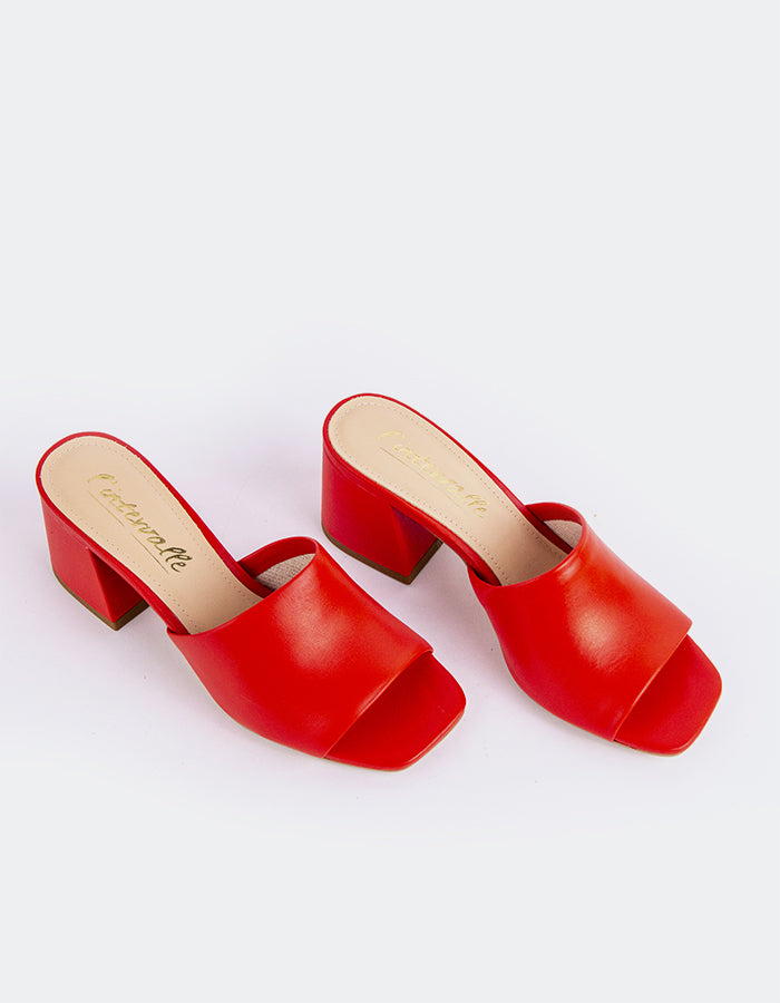 Mule à talon bloc Effortless

Cette mule à talon bloc allie sophistication moderne et confort quotidien. Dotée d'un solide talon carré pour plus de stabilité et d'un élégant modèle à dos ouvert, elle offre à la fois style et facilité de port. Sa silhouette minimaliste permet de l'associer à une grande variété de tenues, des jeans décontractés aux vêtements de travail plus élégants. Avec son équilibre entre élégance et praticité, cette mule est le complément idéal de toute garde-robe.

Détail(s) : 

Bout carré

Talon de 2,5 pouces

W