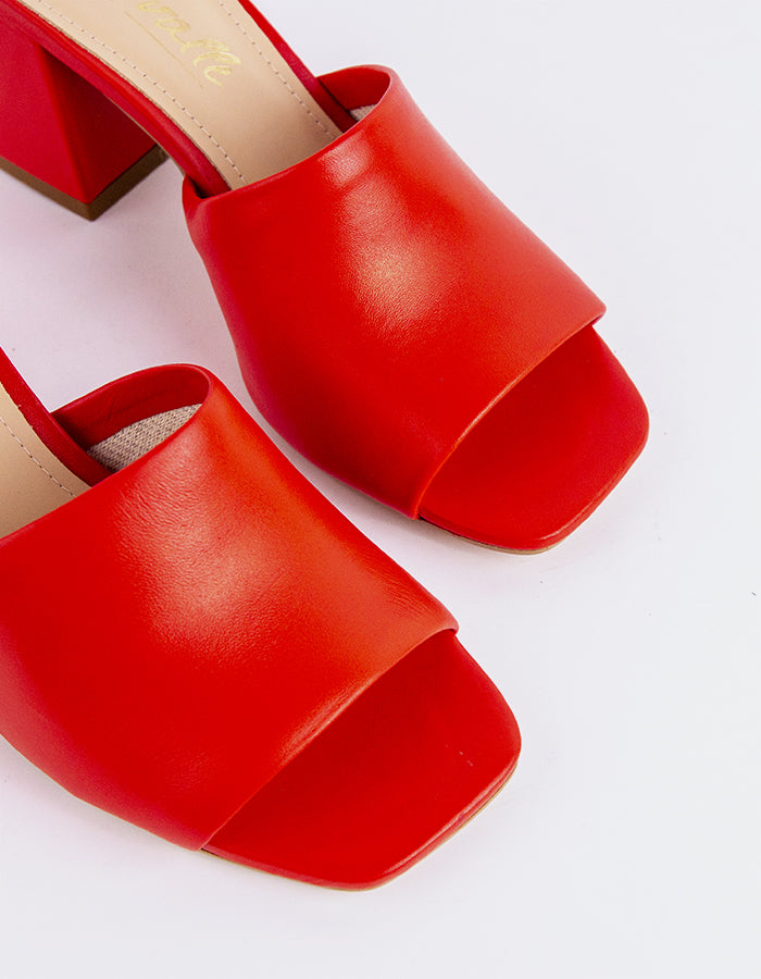 Mule à talon bloc Effortless

Cette mule à talon bloc allie sophistication moderne et confort quotidien. Dotée d'un solide talon carré pour plus de stabilité et d'un élégant modèle à dos ouvert, elle offre à la fois style et facilité de port. Sa silhouette minimaliste permet de l'associer à une grande variété de tenues, des jeans décontractés aux vêtements de travail plus élégants. Avec son équilibre entre élégance et praticité, cette mule est le complément idéal de toute garde-robe.

Détail(s) : 

Bout carré

Talon de 2,5 pouces

W
