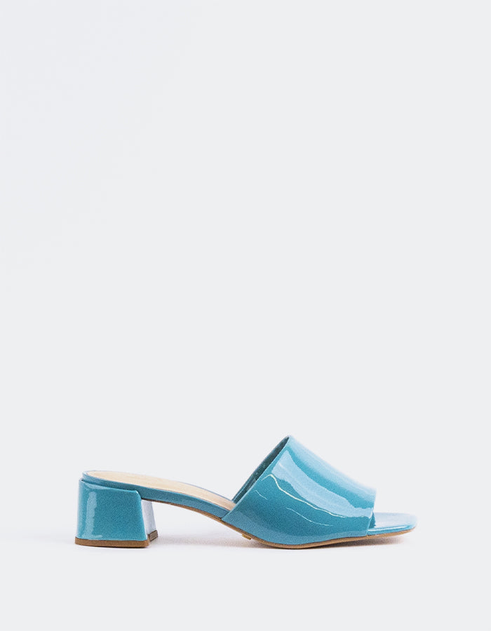 Mule intemporelle à talon épais
Cette mule à talon bas et épais est l'incarnation du style et du confort sans effort. Avec son talon large et robuste, elle offre à la fois stabilité et soutien sans sacrifier l'élégance. Le modèle ouvert à l'arrière est facile à porter, ce qui en fait la chaussure idéale pour tous les jours. Qu'elle soit associée à un jean décontracté ou habillée d'une jupe ou d'une robe, cette mule polyvalente offre une solution à la fois chic et pratique à porter tout au long de la journée.

Détail(s) : 

Bout carré

Talon bloc de 1,75 po

Nous recommandons