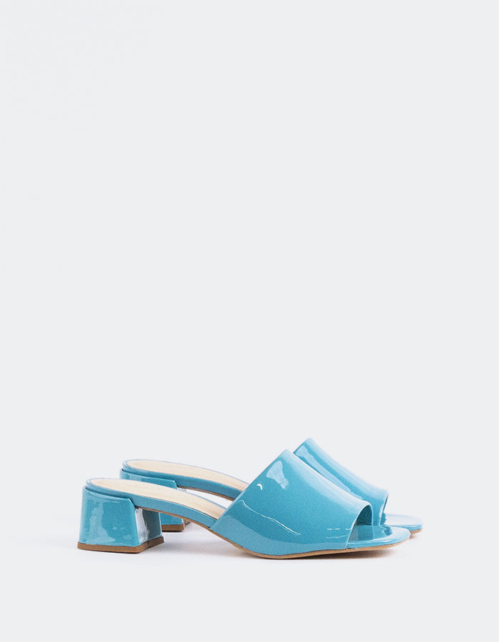 Mule intemporelle à talon épais
Cette mule à talon bas et épais est l'incarnation du style et du confort sans effort. Avec son talon large et robuste, elle offre à la fois stabilité et soutien sans sacrifier l'élégance. Le modèle ouvert à l'arrière est facile à porter, ce qui en fait la chaussure idéale pour tous les jours. Qu'elle soit associée à un jean décontracté ou habillée d'une jupe ou d'une robe, cette mule polyvalente offre une solution à la fois chic et pratique à porter tout au long de la journée.

Détail(s) : 

Bout carré

Talon bloc de 1,75 po

Nous recommandons