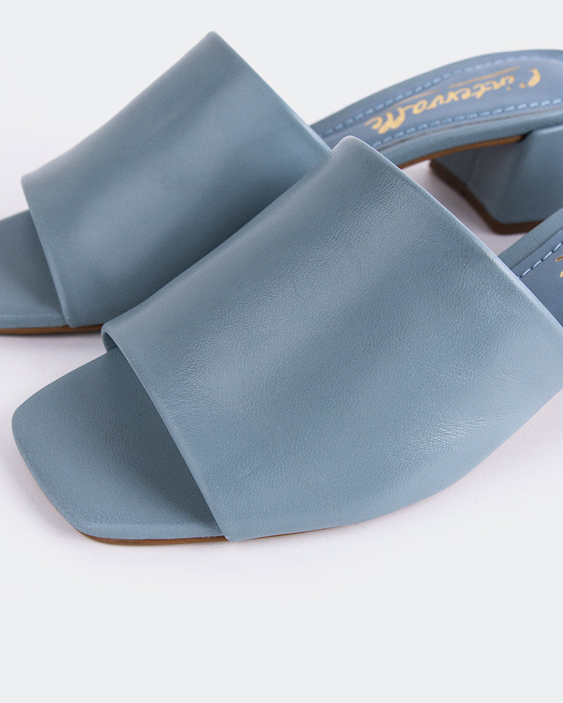 L'INTERVALLE Fortunata Women's Shoe Mule Sandal Blue Leather
