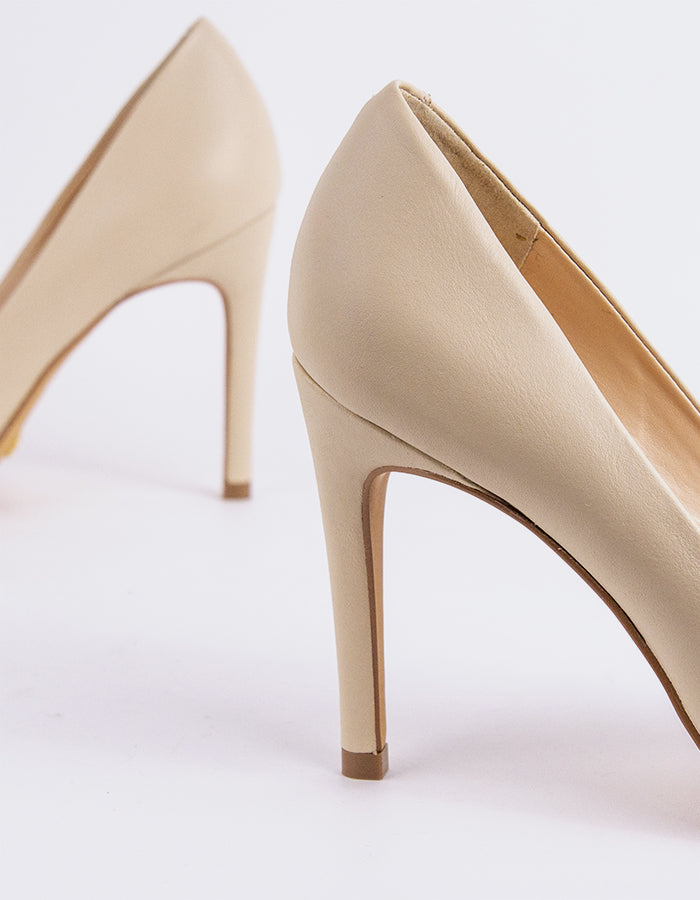 Escarpin à talon bas chic
Conçu pour une élégance sans effort, cet escarpin à petit talon offre un équilibre parfait entre style et confort. Sa silhouette discrète le rend idéal pour les environnements professionnels et décontractés, tandis que le talon modeste permet de le porter tout au long de la journée sans compromettre la sophistication. Une option de choix pour une tenue de tous les jours.

Détail(s) : 

Bout pointu
Talon droit de 3,75 pouces
Nous recommandons de prendre une taille supérieure, car cet article est petit.

Matière(s) : 

Genuine Extérieur, Cuir 
Cuir rembourré