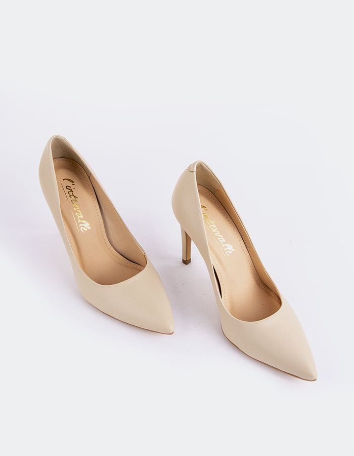 Escarpin à talon bas chic
Conçu pour une élégance sans effort, cet escarpin à petit talon offre un équilibre parfait entre style et confort. Sa silhouette discrète le rend idéal pour les environnements professionnels et décontractés, tandis que le talon modeste permet de le porter tout au long de la journée sans compromettre la sophistication. Une option de choix pour une tenue de tous les jours.

Détail(s) : 

Bout pointu
Talon droit de 3,75 pouces
Nous recommandons de prendre une taille supérieure, car cet article est petit.

Matière(s) : 

Genuine Extérieur, Cuir 
Cuir rembourré