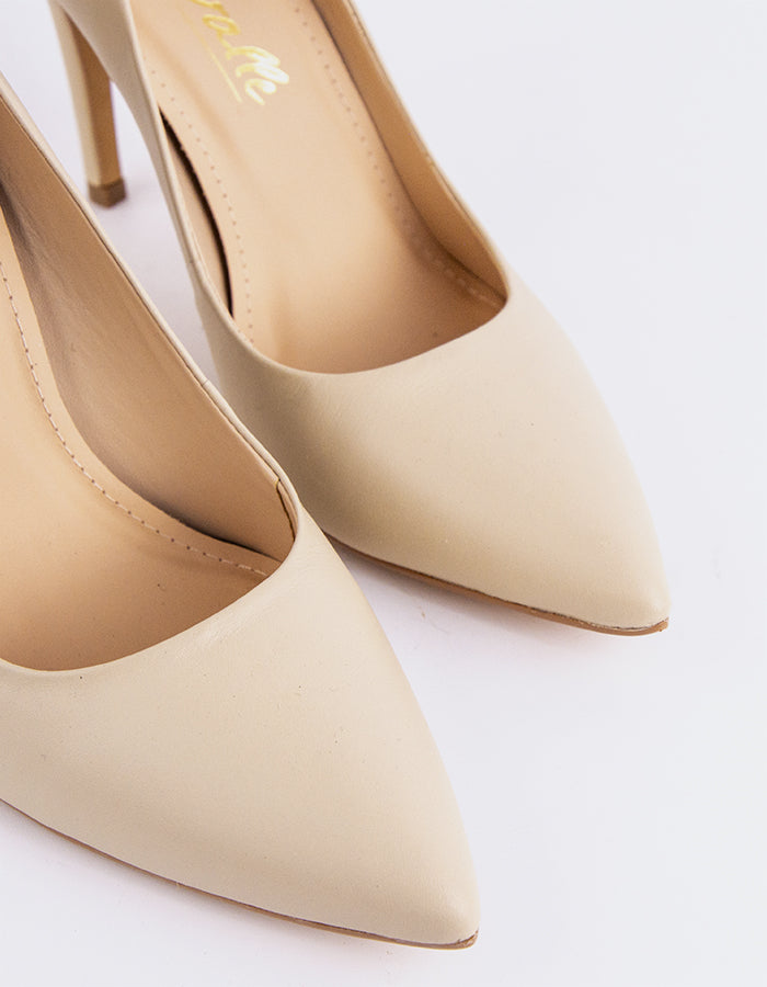 Escarpin à talon bas chic
Conçu pour une élégance sans effort, cet escarpin à petit talon offre un équilibre parfait entre style et confort. Sa silhouette discrète le rend idéal pour les environnements professionnels et décontractés, tandis que le talon modeste permet de le porter tout au long de la journée sans compromettre la sophistication. Une option de choix pour une tenue de tous les jours.

Détail(s) : 

Bout pointu
Talon droit de 3,75 pouces
Nous recommandons de prendre une taille supérieure, car cet article est petit.

Matière(s) : 

Genuine Extérieur, Cuir 
Cuir rembourré