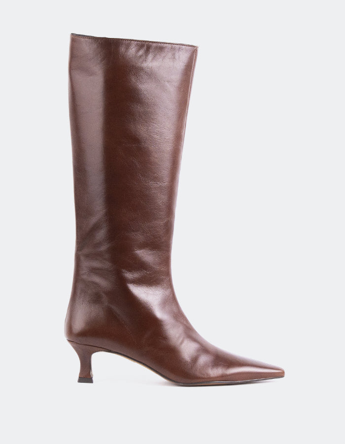 L'INTERVALLE Merit Bottes à tige haute Kitten Heel Boots Chestnut Leather (7090950111312)