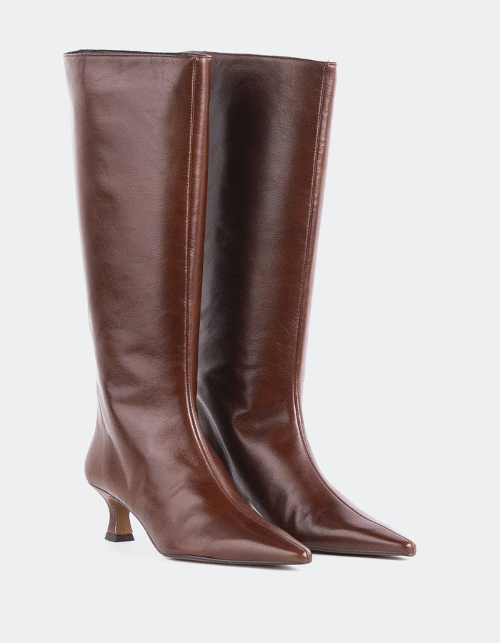 L'INTERVALLE Merit Bottes à tige haute Kitten Heel Boots Chestnut Leather (7090950111312)