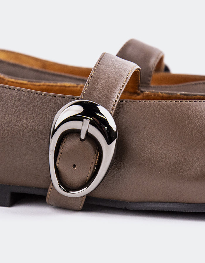 L'INTERVALLE Nikole Chaussures plates  Mary Jane pour femmesBrun