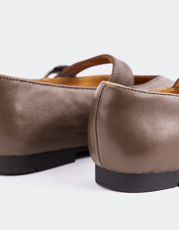 L'INTERVALLE Nikole Chaussures plates  Mary Jane pour femmesBrun