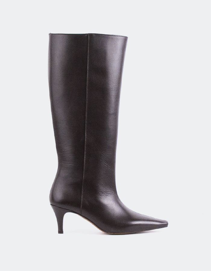 L'INTERVALLE Ostara Bottes à tige haute Kitten Heel Boots Brun Leather (7136266944592)