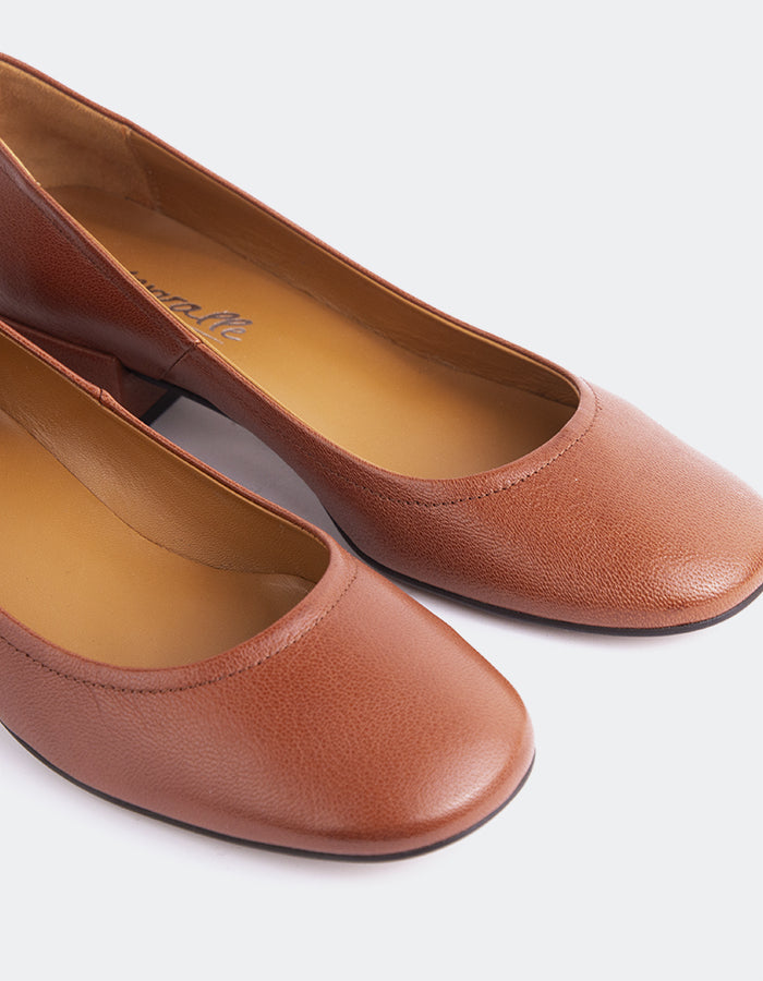 L'INTERVALLE Paisley Women's Pumps Tan Vintage Leather