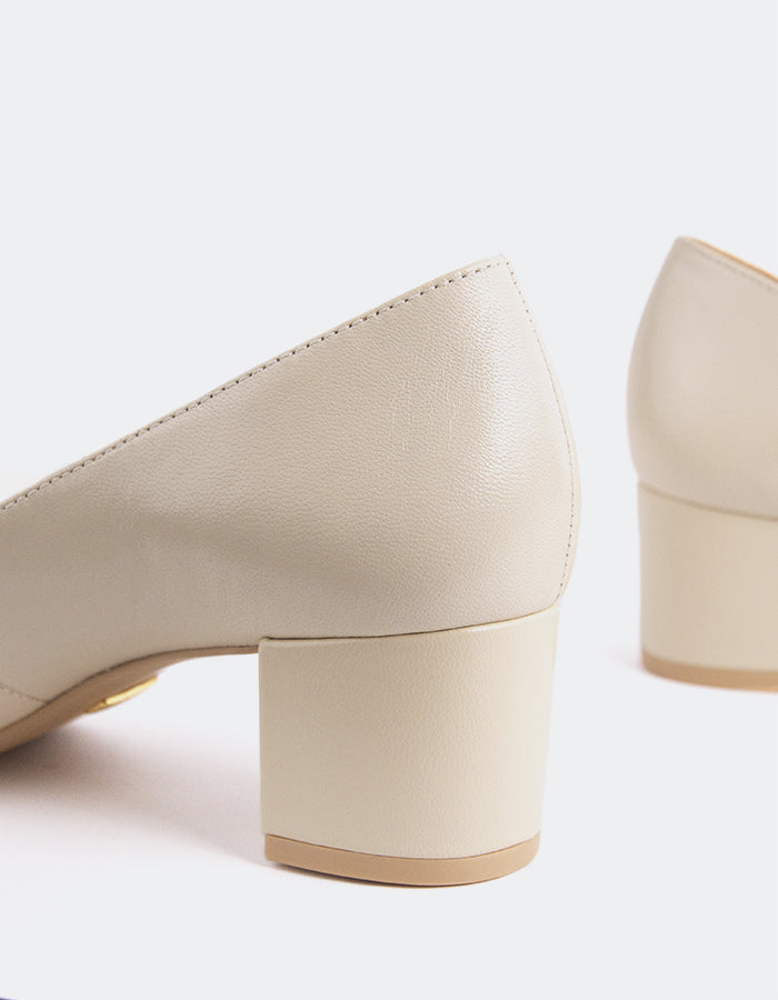 L'INTERVALLE Raynan Chaussures pour femmes Escarpins à talon moyen en cuir beige