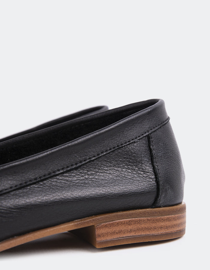L'INTERVALLE Sardana Women's Shoe Loafer Black Leather