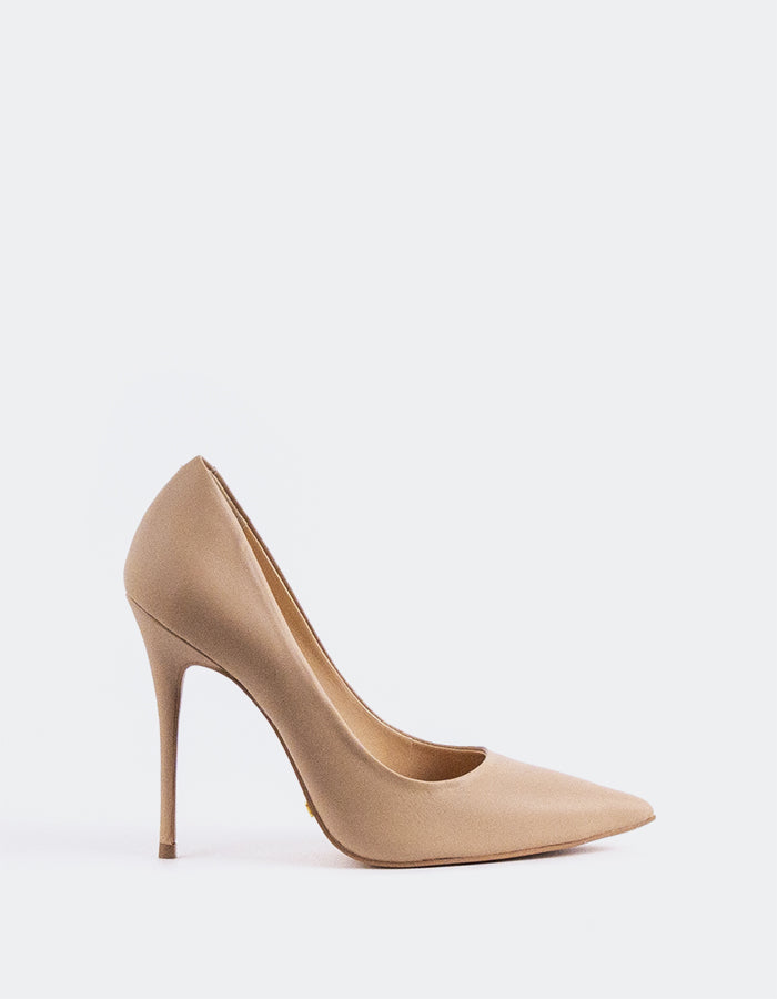 Un escarpin classique est un élément essentiel de la garde-robe.

Assez polyvalent pour s'associer sans effort à tout, des pantalons longs et oversize aux robes et aux jupes, cet escarpin peut être habillé ou décontracté avec aisance. Conçu pour un maximum de confort, il vous permet de rester détendue et confiante toute la journée ou la nuit, quelle que soit l'occasion.

Détail(s) : 

Bout pointu
Talon droit de 4,25 pouces
Nous recommandons de prendre une taille supérieure, car cet article est petit.

Matière(s) : 

Verni Extérieur, Cuir 
Semelle intérieure en cuir rembourrée
Fou