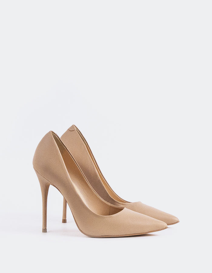 Un escarpin classique est un élément essentiel de la garde-robe.

Assez polyvalent pour s'associer sans effort à tout, des pantalons longs et oversize aux robes et aux jupes, cet escarpin peut être habillé ou décontracté avec aisance. Conçu pour un maximum de confort, il vous permet de rester détendue et confiante toute la journée ou la nuit, quelle que soit l'occasion.

Détail(s) : 

Bout pointu
Talon droit de 4,25 pouces
Nous recommandons de prendre une taille supérieure, car cet article est petit.

Matière(s) : 

Verni Extérieur, Cuir 
Semelle intérieure en cuir rembourrée
Fou