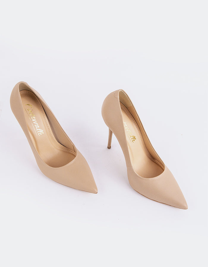 Un escarpin classique est un élément essentiel de la garde-robe.

Assez polyvalent pour s'associer sans effort à tout, des pantalons longs et oversize aux robes et aux jupes, cet escarpin peut être habillé ou décontracté avec aisance. Conçu pour un maximum de confort, il vous permet de rester détendue et confiante toute la journée ou la nuit, quelle que soit l'occasion.

Détail(s) : 

Bout pointu
Talon droit de 4,25 pouces
Nous recommandons de prendre une taille supérieure, car cet article est petit.

Matière(s) : 

Verni Extérieur, Cuir 
Semelle intérieure en cuir rembourrée
Fou