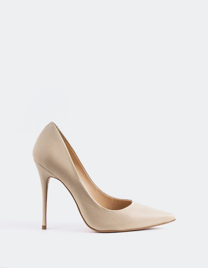 Un escarpin classique est un élément essentiel de la garde-robe.

Assez polyvalent pour s'associer sans effort à tout, des pantalons longs et oversize aux robes et aux jupes, cet escarpin peut être habillé ou décontracté avec aisance. Conçu pour un maximum de confort, il vous permet de rester détendue et confiante toute la journée ou la nuit, quelle que soit l'occasion.

Détail(s) : 

Bout pointu
Talon droit de 4,25 pouces
Nous recommandons de prendre une taille supérieure, car cet article est petit.

Matière(s) : 

Verni Extérieur, Cuir 
Semelle intérieure en cuir rembourrée
Fou