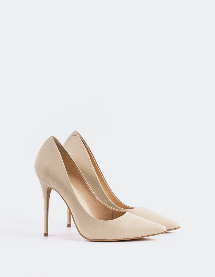 Un escarpin classique est un élément essentiel de la garde-robe.

Assez polyvalent pour s'associer sans effort à tout, des pantalons longs et oversize aux robes et aux jupes, cet escarpin peut être habillé ou décontracté avec aisance. Conçu pour un maximum de confort, il vous permet de rester détendue et confiante toute la journée ou la nuit, quelle que soit l'occasion.

Détail(s) : 

Bout pointu
Talon droit de 4,25 pouces
Nous recommandons de prendre une taille supérieure, car cet article est petit.

Matière(s) : 

Verni Extérieur, Cuir 
Semelle intérieure en cuir rembourrée
Fou