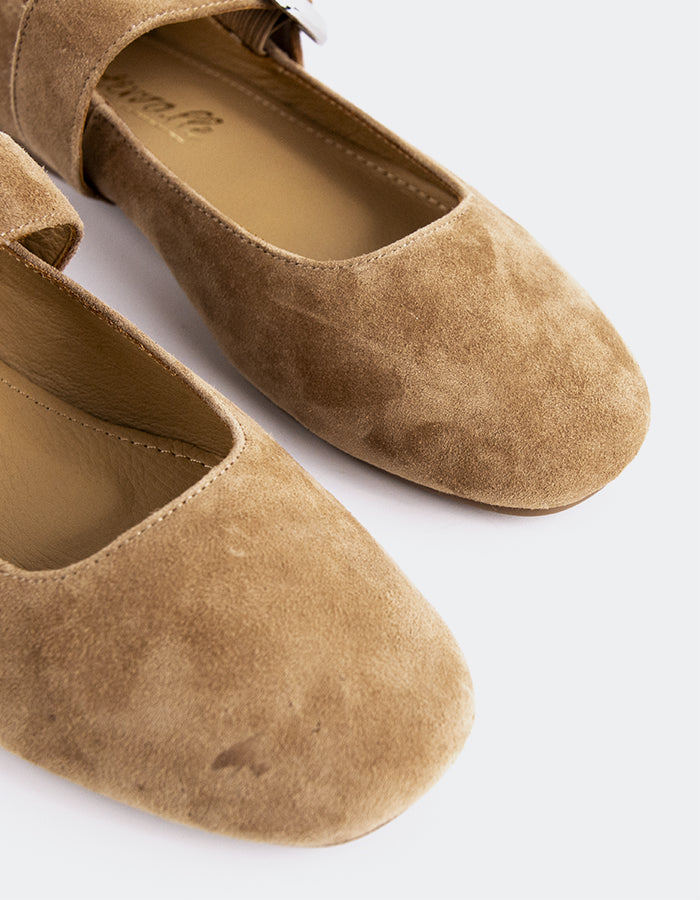 L'INTERVALLE Vady Femmes Mary Jane Chaussures plates Amande Suède