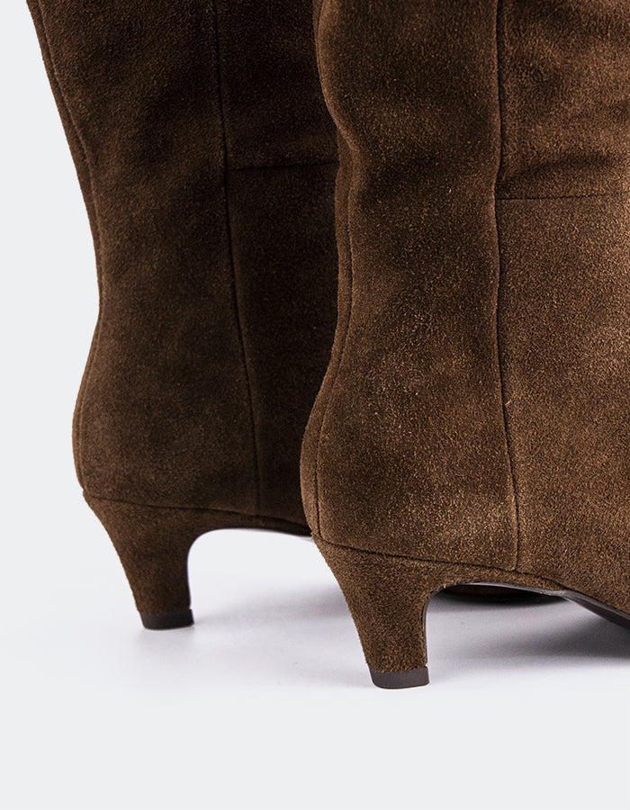 L'INTERVALLE Velletri Bottes hautes Kitten pour femmes Brun Suède